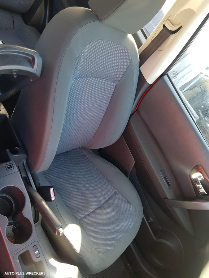 2011 Nissan Dualis Right Front Door Window