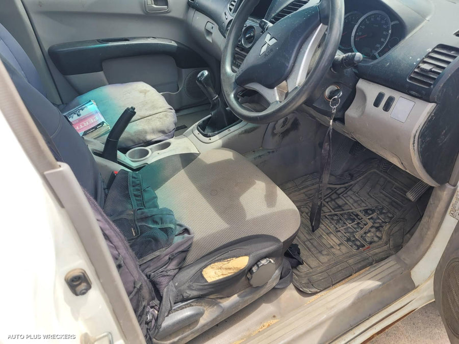 2013 Mitsubishi Triton Right Headlamp