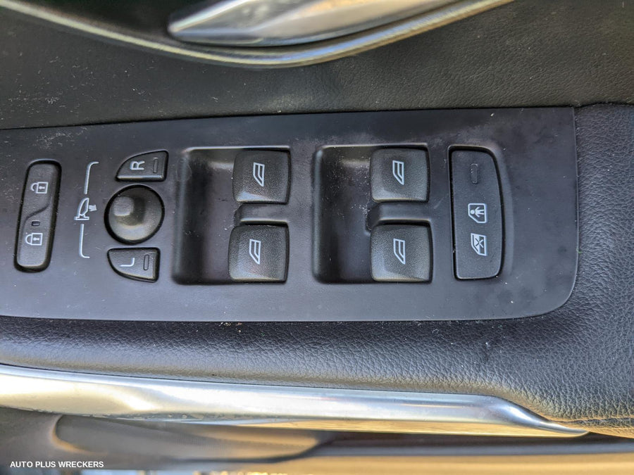 2016 Volvo S40 Left Front Door