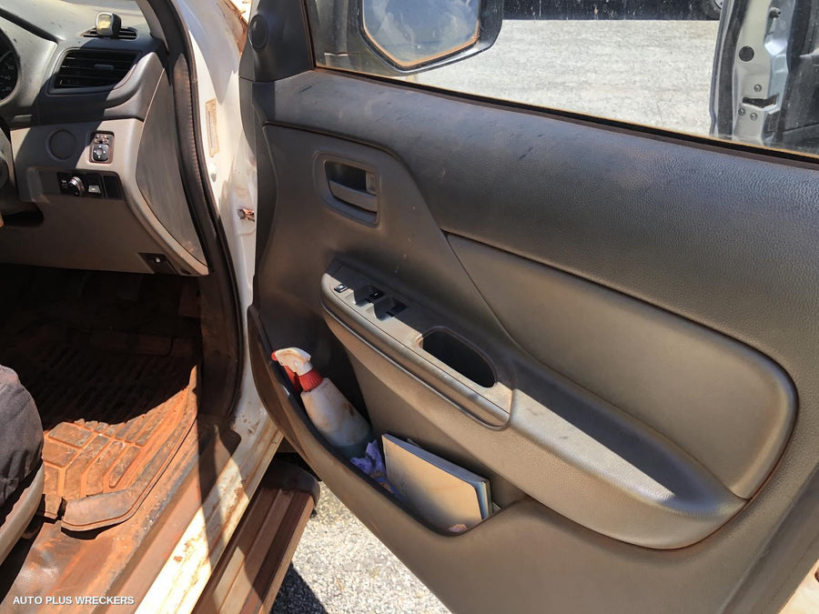 2016 Mitsubishi Triton Left Front Door Window