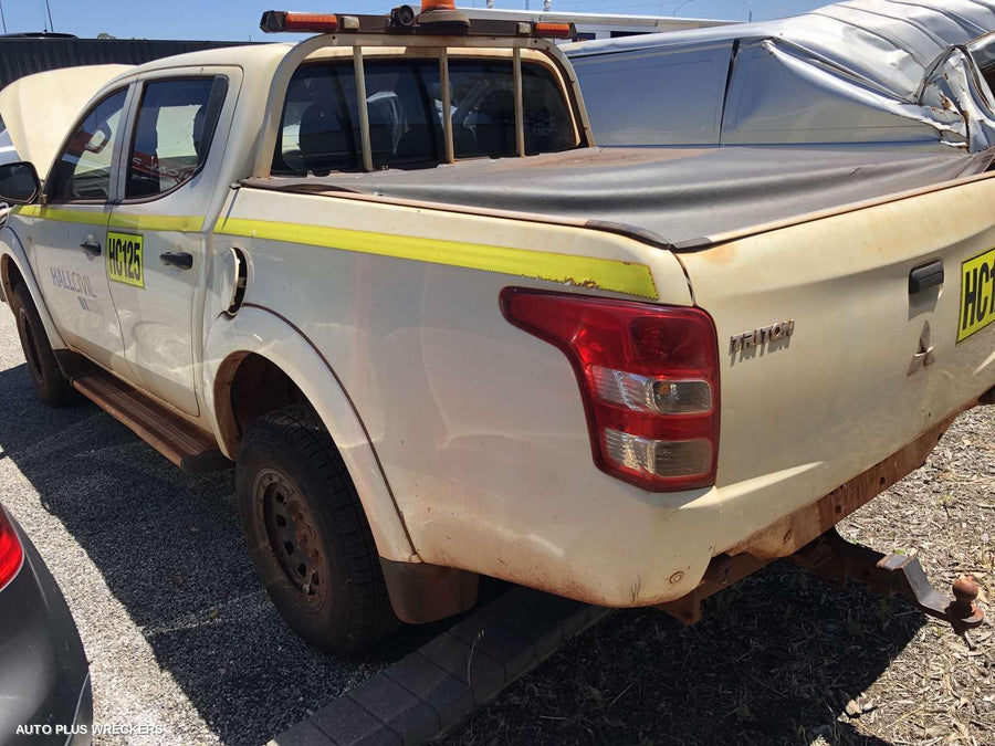 2016 Mitsubishi Triton Right Rear Door Window