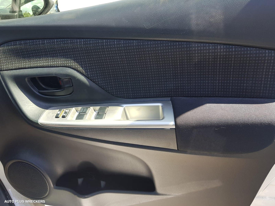 2015 Toyota Yaris Right Front Door Window