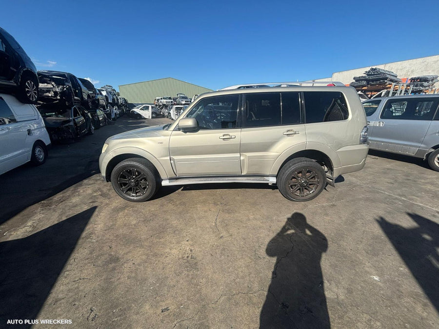 2006-2014 Mitsubishi Pajero Console