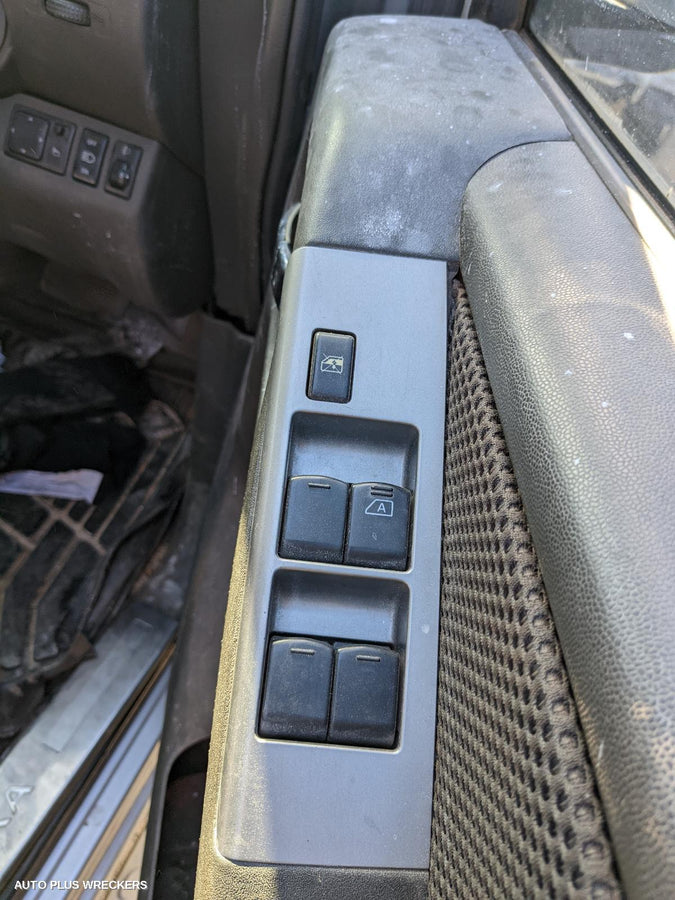 2007 Nissan Navara Right Guard