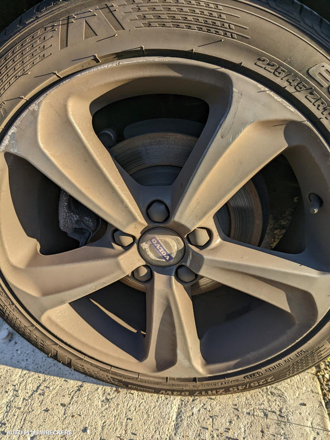 2016 Volvo S40 Left Front Door