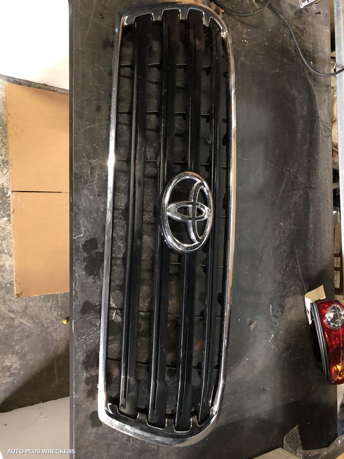 2013 Toyota Landcruiser Grille