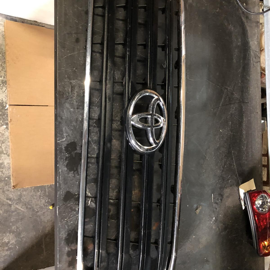 2012-2015 Toyota Landcruiser Grille