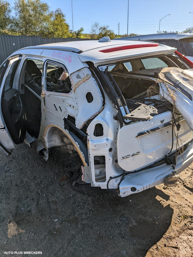 2015 VOLVO XC60 LEFT FRONT DOOR