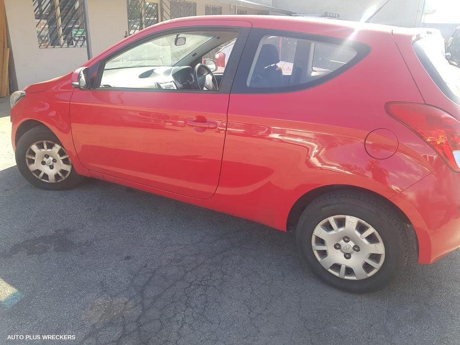 2013 HYUNDAI I20 RIGHT FRONT DOOR