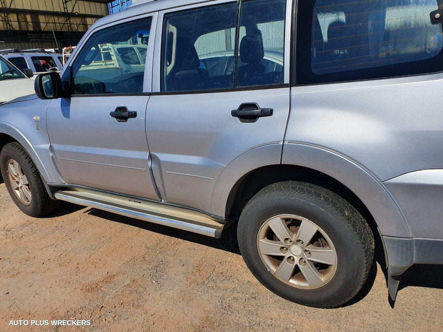 2007 Mitsubishi Pajero Right Front Door Window