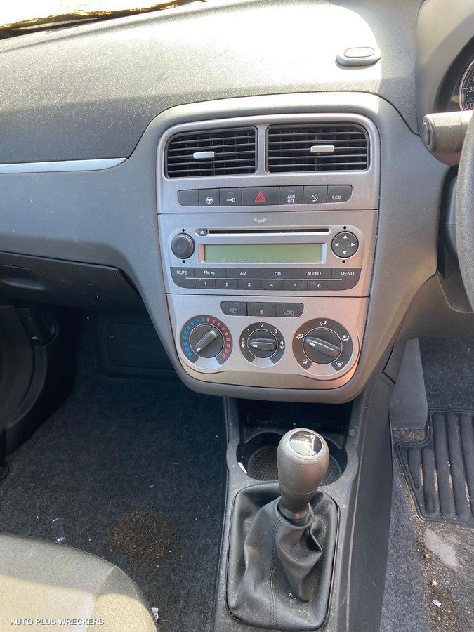 2013 Fiat Punto Right Guard