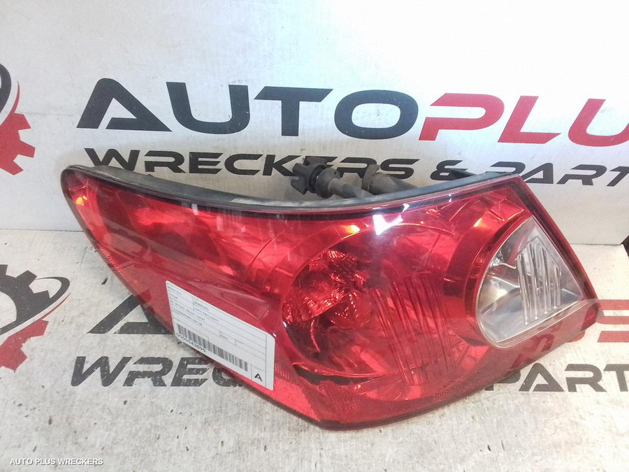 2009 Chrysler Sebring Left Taillight