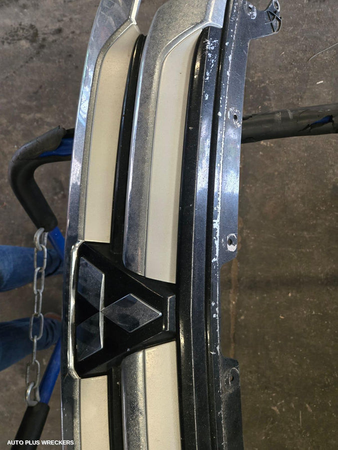 2016 Mitsubishi Outlander Grille