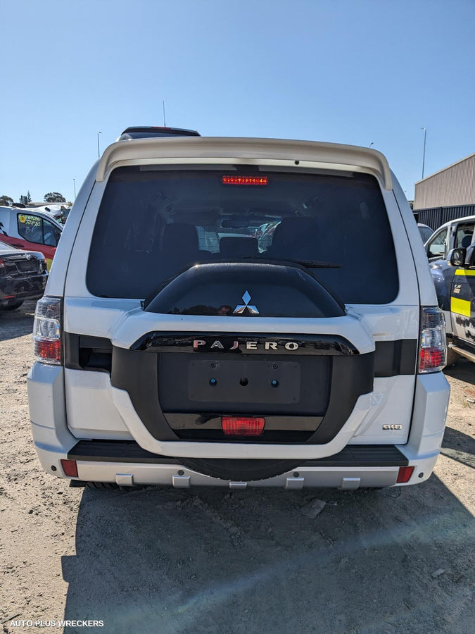 2016 Mitsubishi Pajero Right Front Door Window