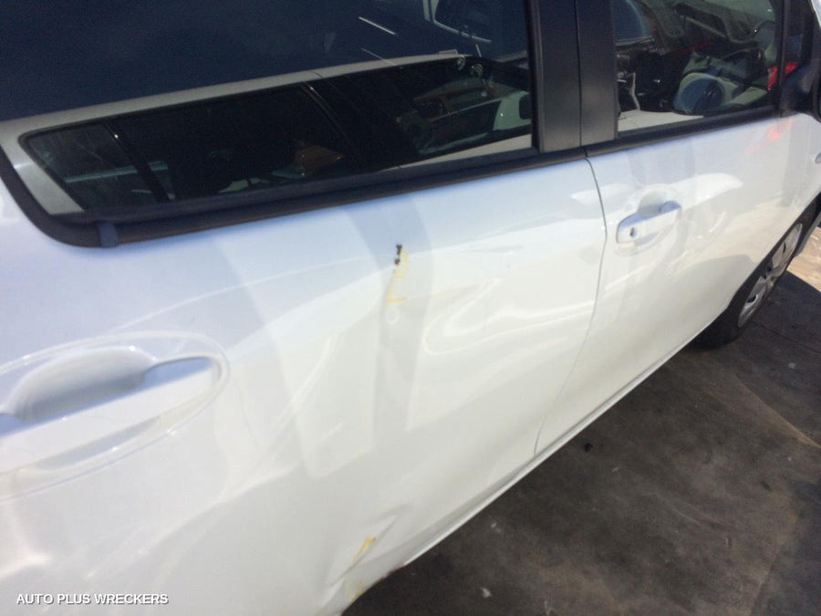 2013 TOYOTA YARIS RIGHT FRONT DOOR WINDOW