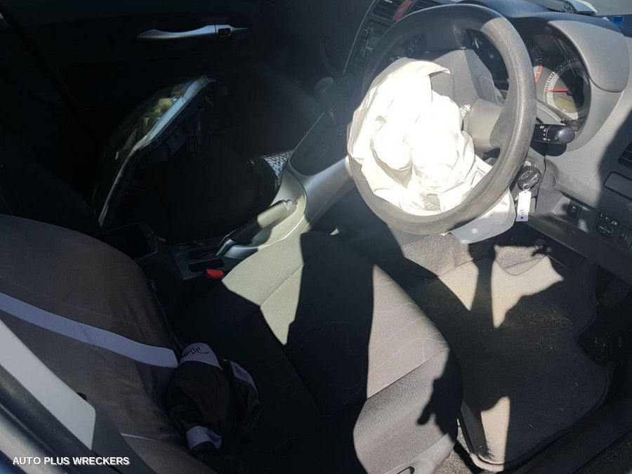 2009 Toyota Corolla High Level Stoplight