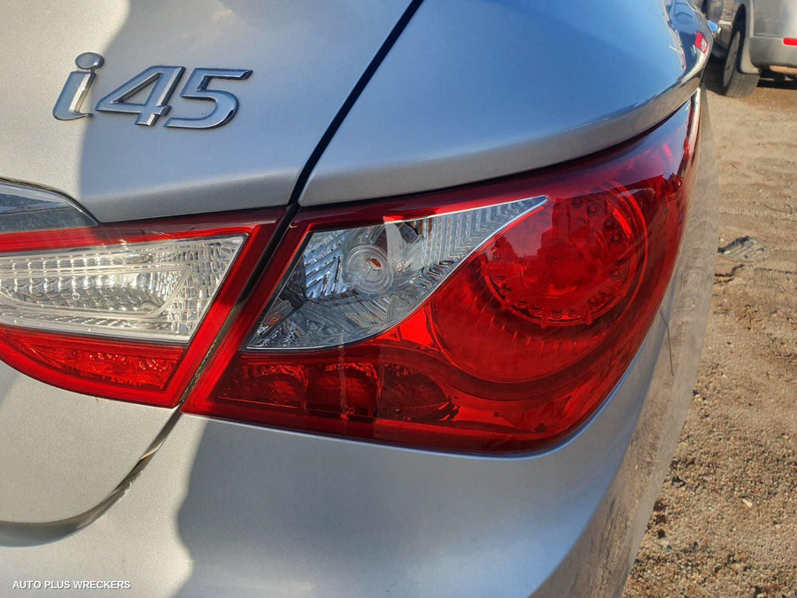 2011 Hyundai I45 Left Front Door