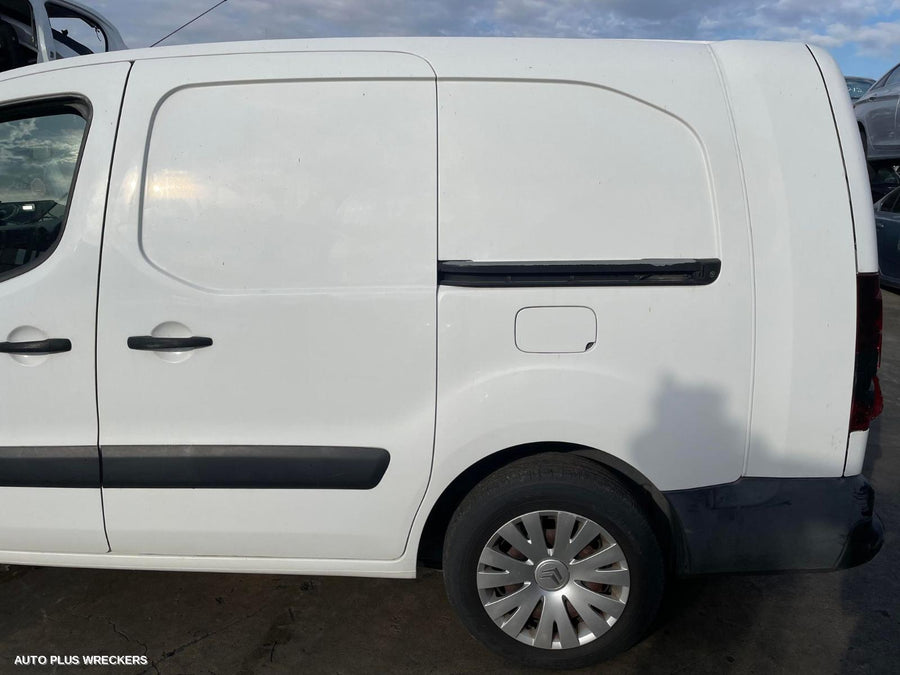 2015 CITROEN BERLINGO LEFT FRONT DOOR