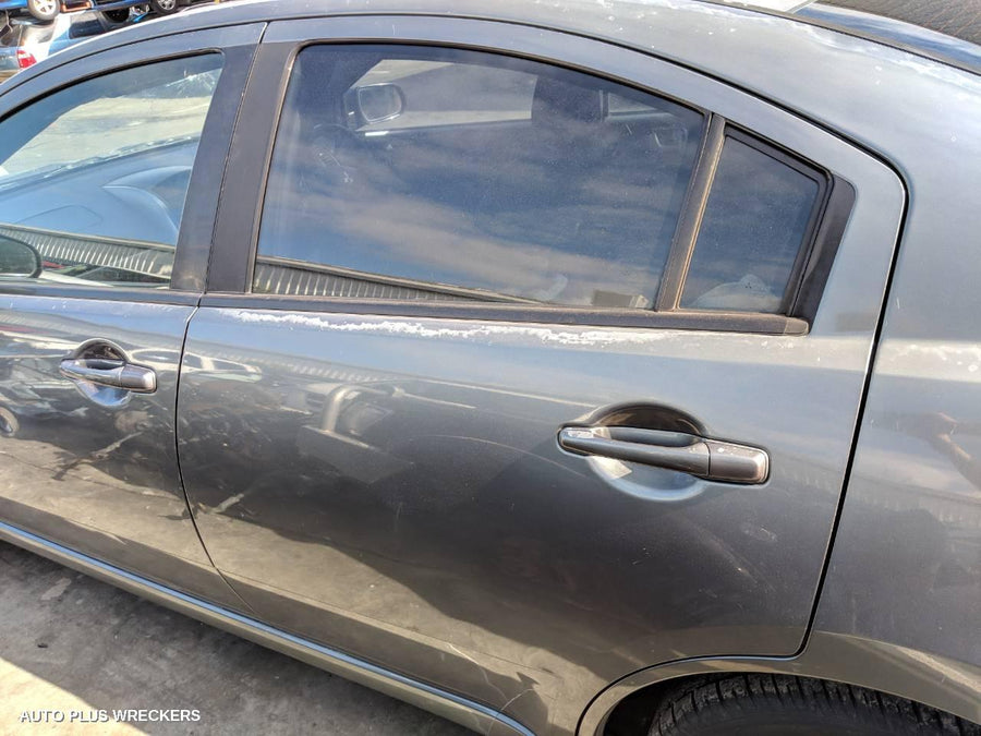 2007 Mitsubishi 380 Right Front Door