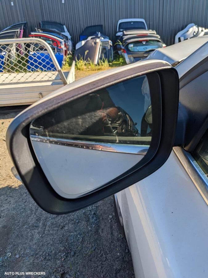 2015 VOLVO XC60 LEFT FRONT DOOR