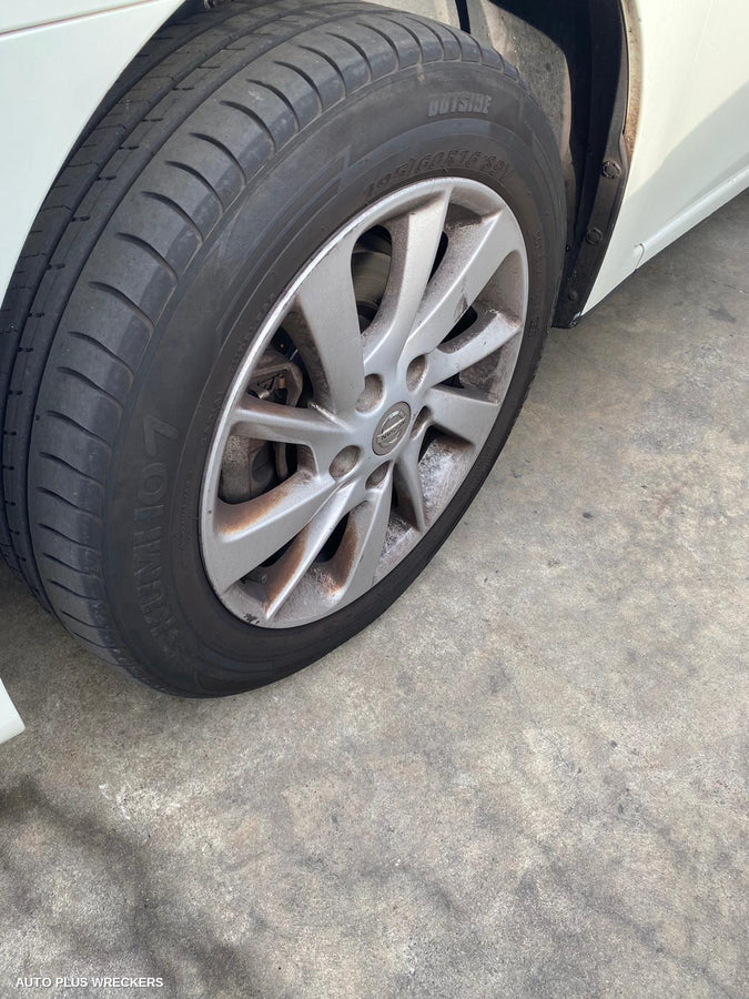 2013 Nissan Pulsar Left Taillight