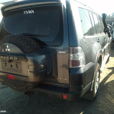 2009 Mitsubishi Pajero Right Front Door Window