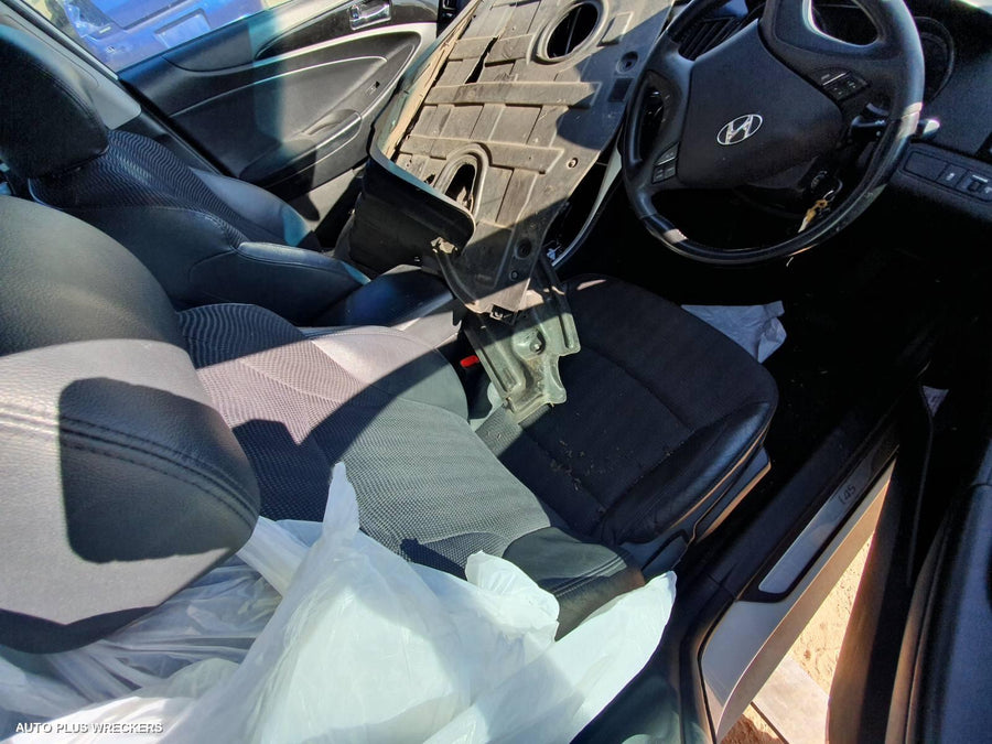 2011 Hyundai I45 Left Front Door