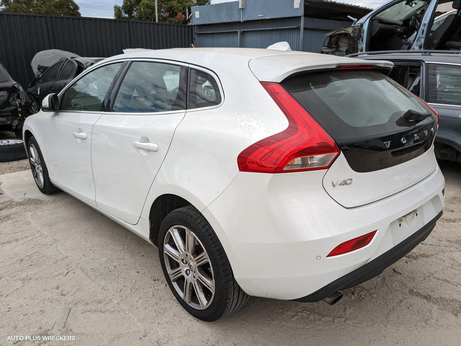 2018 Volvo S40 Left Front Door Window