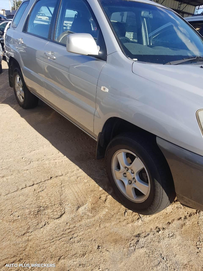 2008 KIA SPORTAGE LEFT FRONT DOOR