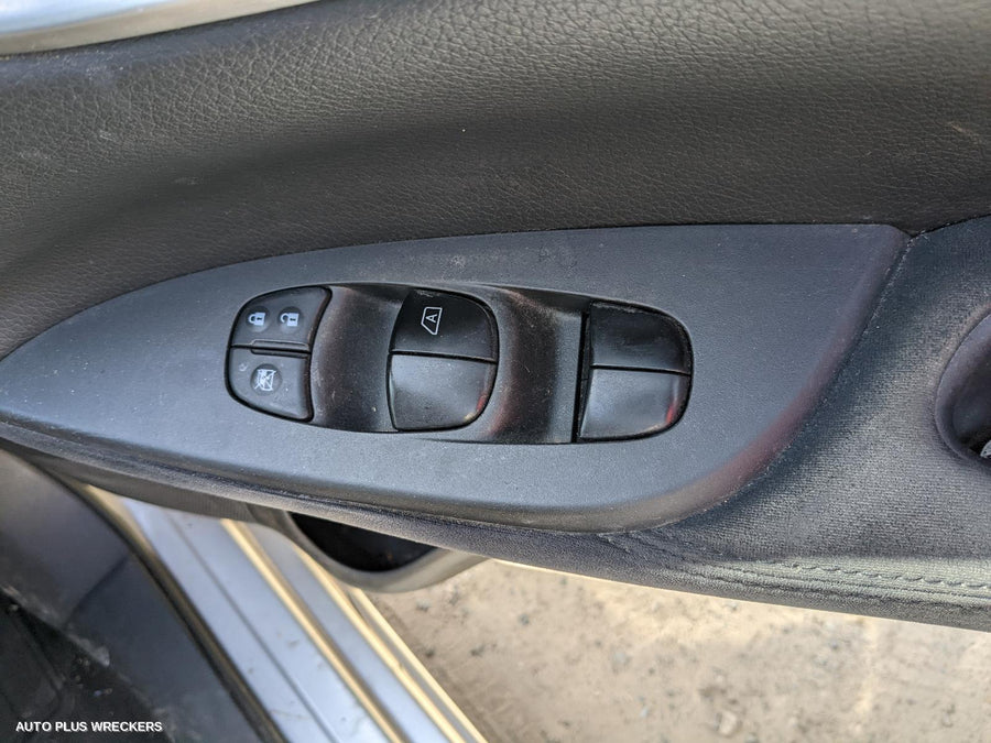 2013 Nissan Pulsar Grille