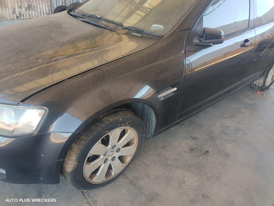 2006 HOLDEN COMMODORE RIGHT FRONT DOOR WINDOW