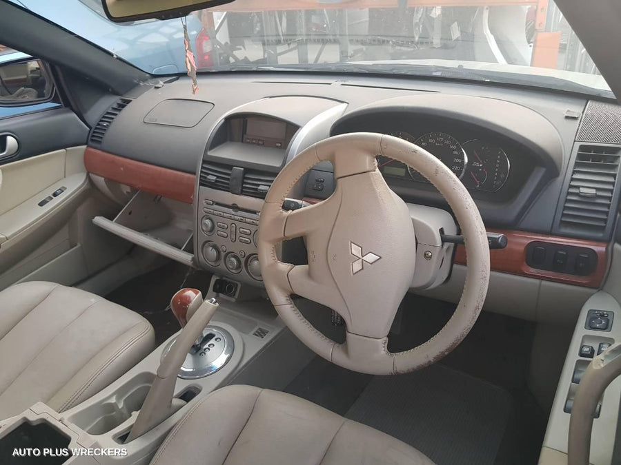 2005 Mitsubishi 380 Left Headlamp