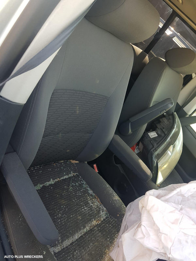 2010 Volkswagen Transporter Right Front Door Window