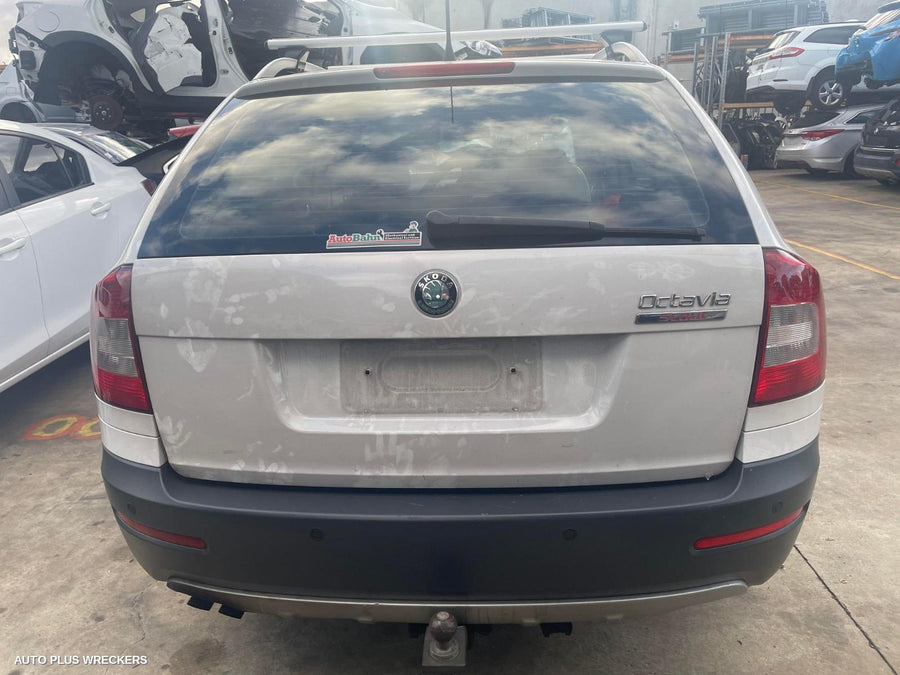 2010 Skoda Octavia Left Front Door