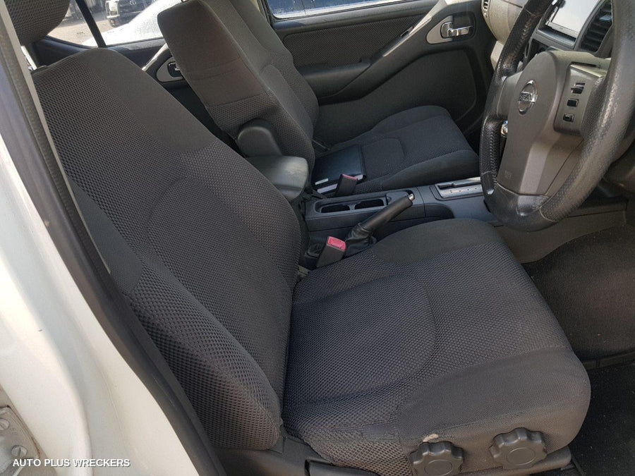 2006 Nissan Navara Console