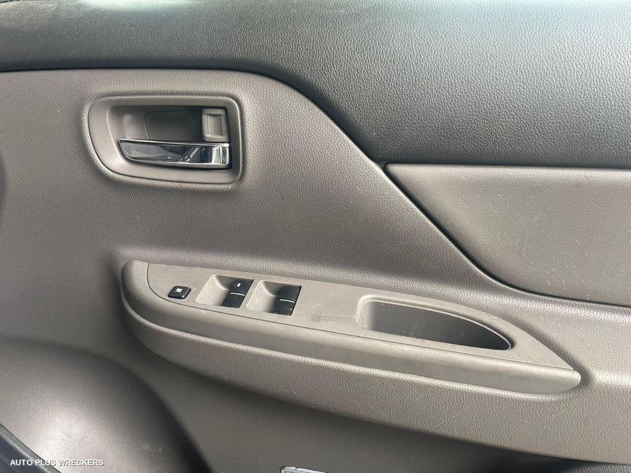 2018 Mitsubishi Triton Right Front Door Window