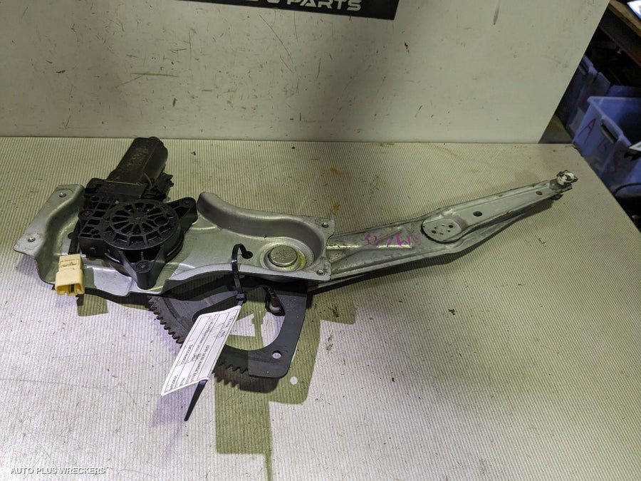2004 Holden Commodore Right Front Window Reg Motor