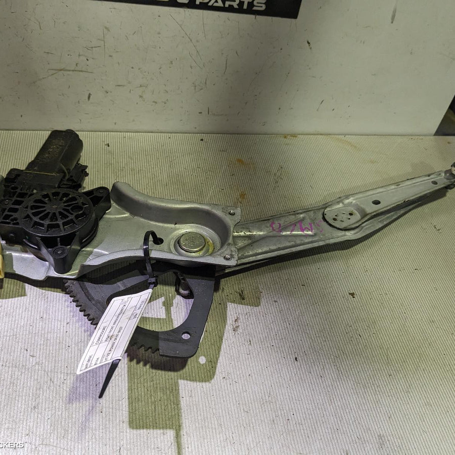 2004 Holden Commodore Right Front Window Reg Motor