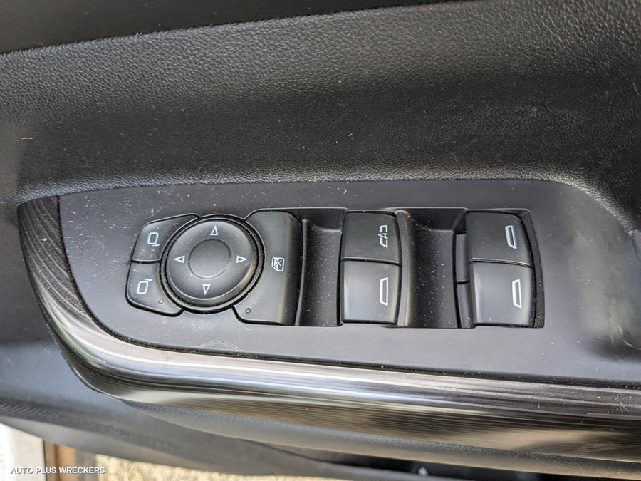 2020 Holden Acadia Headrest