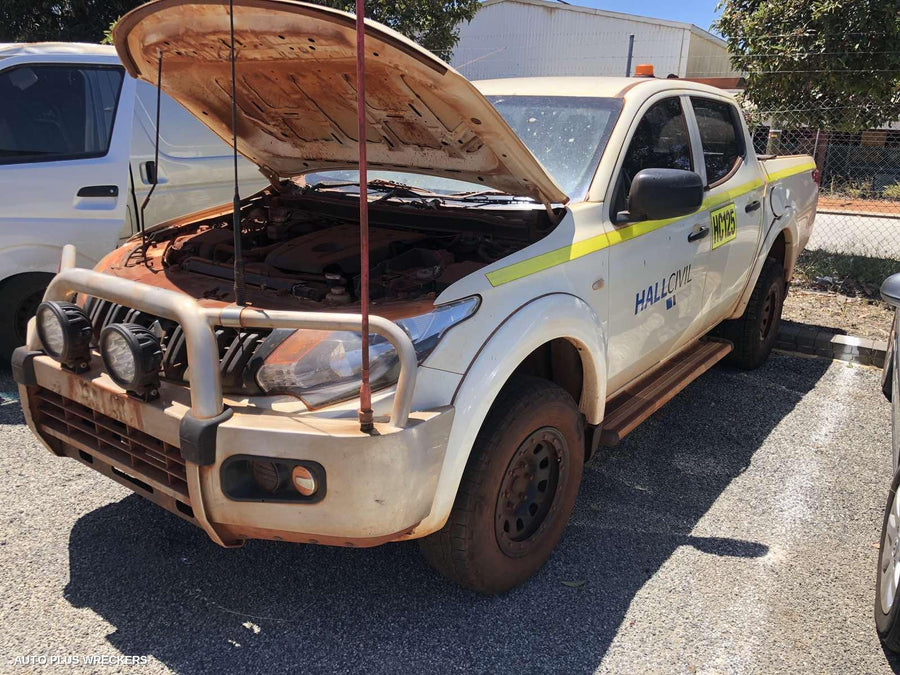 2016 Mitsubishi Triton Left Front Door Window