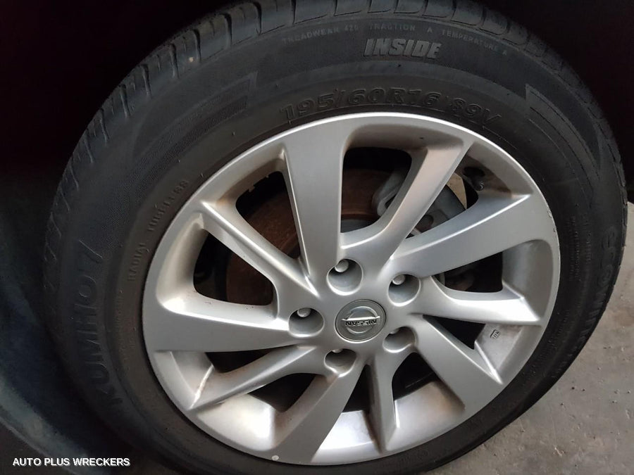 2014 Nissan Pulsar Left Rear Door Sliding