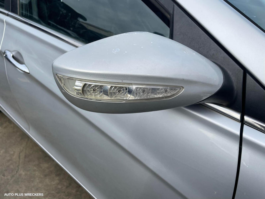 2012 Hyundai I45 Right Front Door