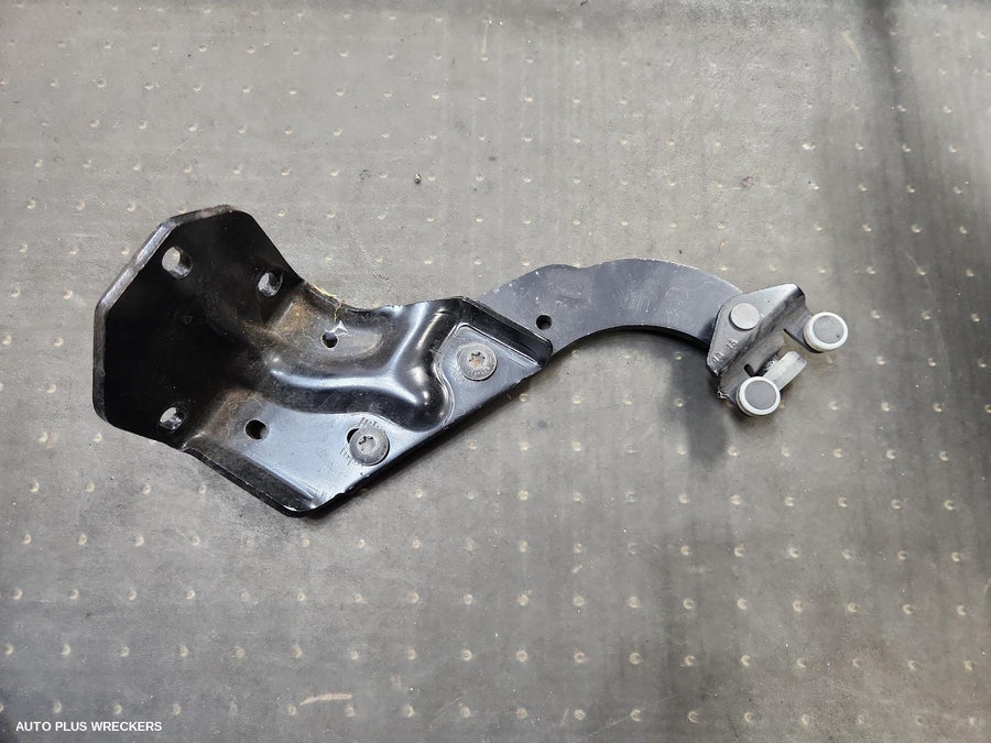 2015-2025 Mercedes Vito Door Hinge Runner