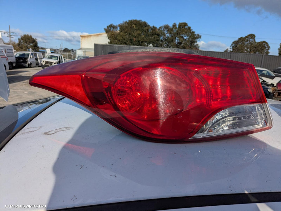 2012 Hyundai Elantra Left Taillight