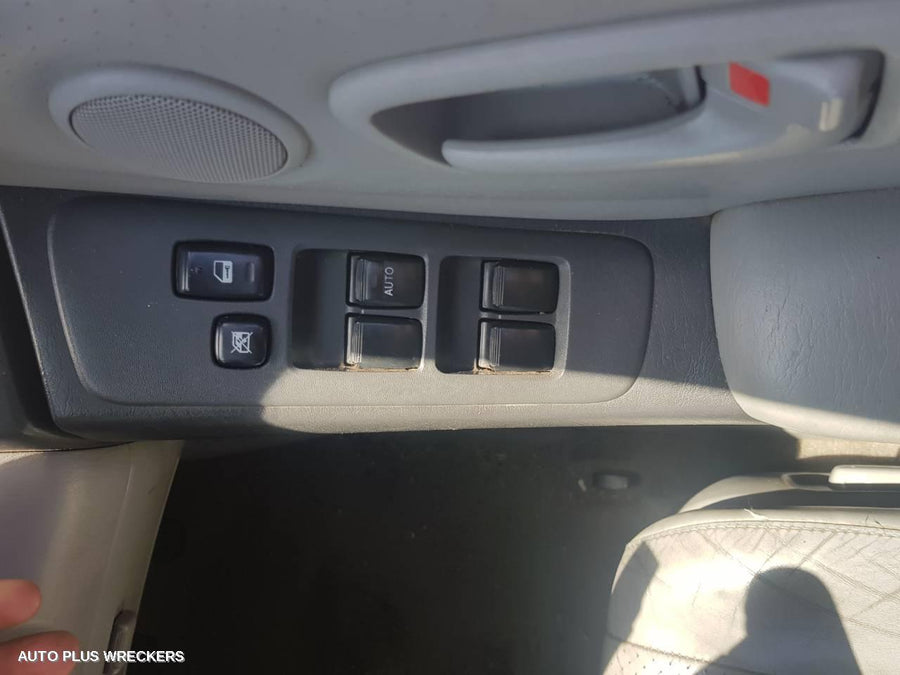 2004 Toyota Kluger Right Front Door