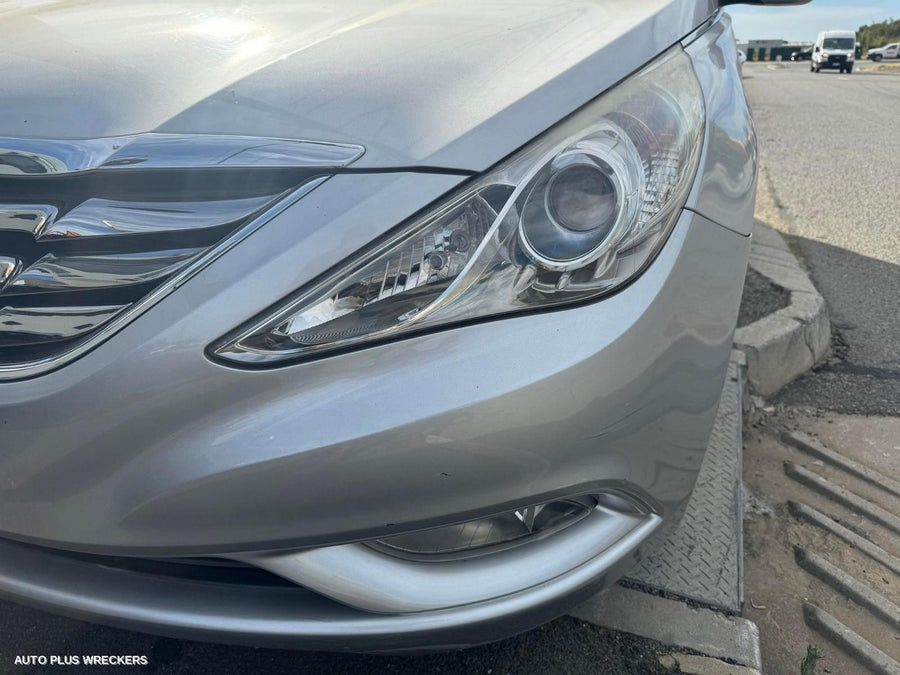 2011 Hyundai I45 Right Front Door Window