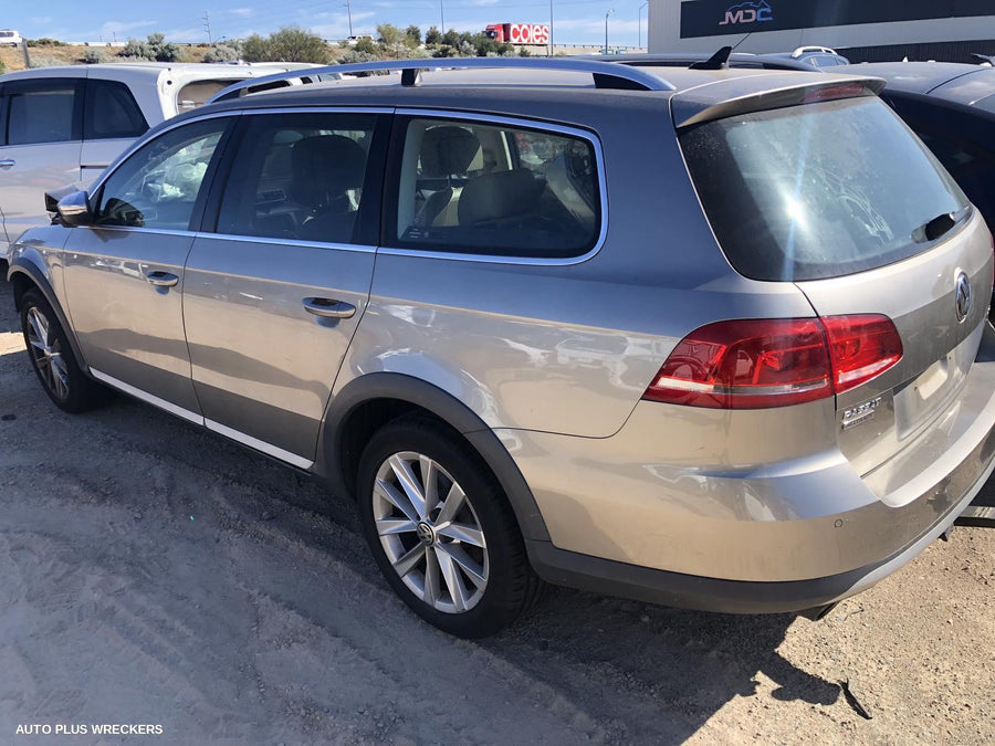 2014 Volkswagen Passat Left Taillight