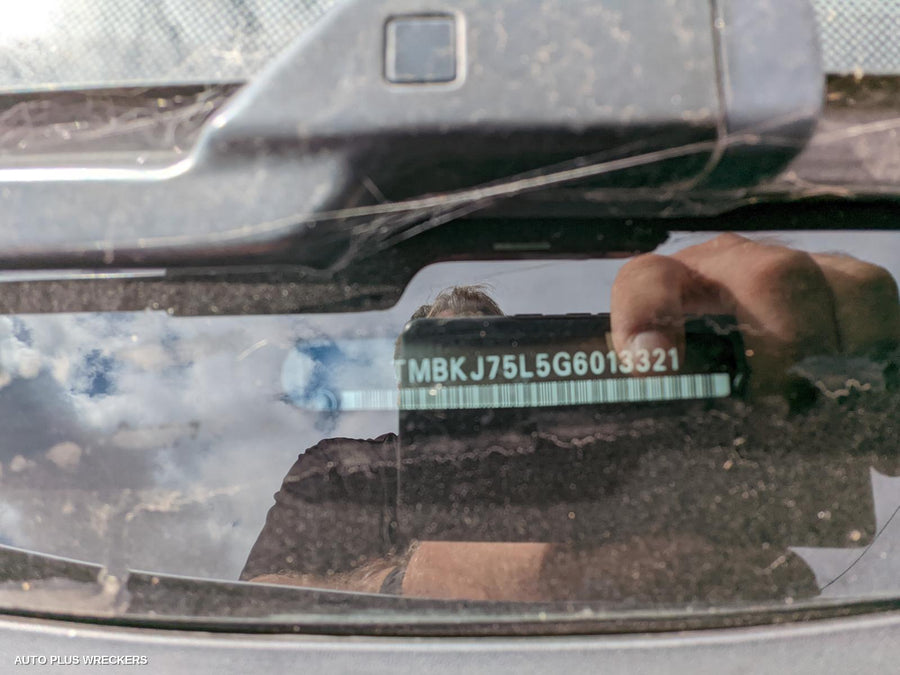 2016 Skoda Yeti Left Front Door