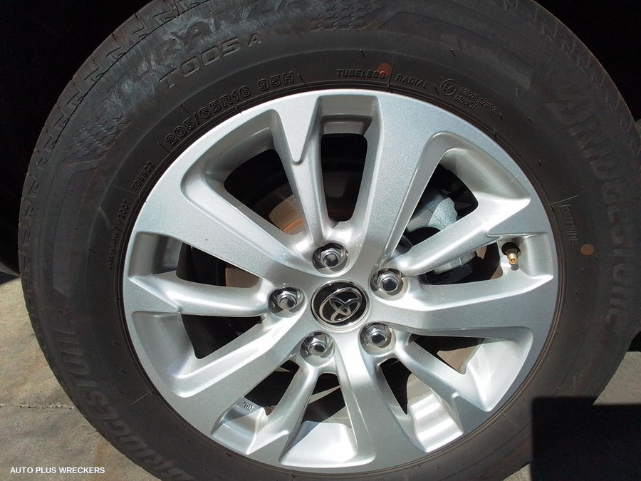 2022 Toyota Yaris Cross Left Front Hub Assembly