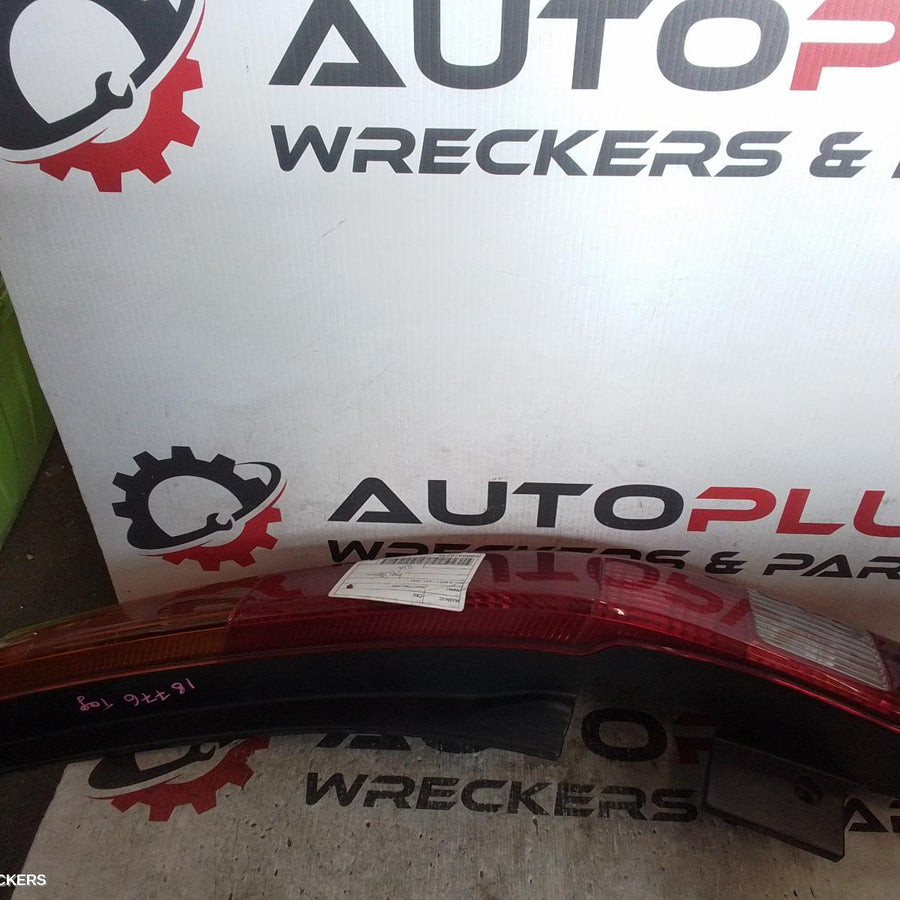 2001-2004 Honda Crv Right Taillight